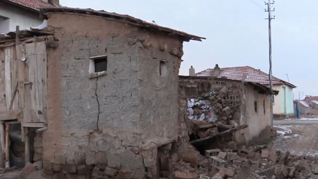 Kayseri'deki depremde bazı evlerde çatlaklar oluştu